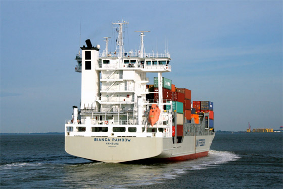 Ein Container-Feeder steuert vor Cuxhaven in die Elbe ein Ein Container-Feeder steuert vor Cuxhaven in die Elbe ein