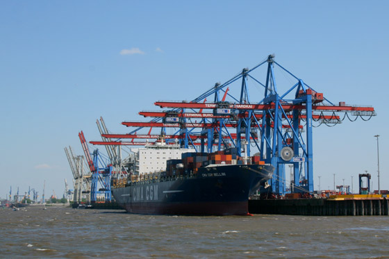Ein großes Container-Schiff wird am Container-Terminal Burchardkai in Hamburg abgefertigt Ein großes Container-Schiff wird am Container-Terminal Burchardkai in Hamburg abgefertigt