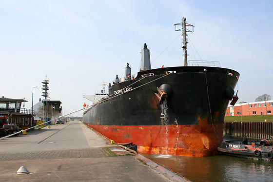 Ein großes Seeschiff in der Schleuse Oslebhausen