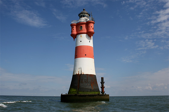 Der Leuchtturm Roter Sand weist den Weg in die Häfen von Bremerhaven und Bremen Der Leuchtturm Roter Sand weist den Weg in die Häfen von Bremerhaven und Bremen