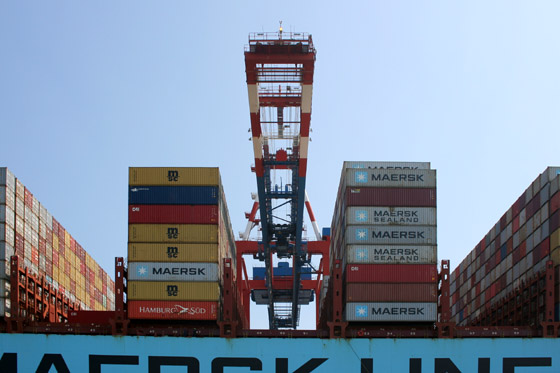 Ein Container-Riese wird am Container-Terminal in Bremerhaven entladen Ein Container-Riese wird am Container-Terminal in Bremerhaven entladen