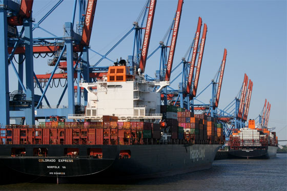 Zwei große Container-Schiffe liegen am Container-Terminal Altenwerder in Hamburg Zwei große Container-Schiffe liegen am Container-Terminal Altenwerder in Hamburg