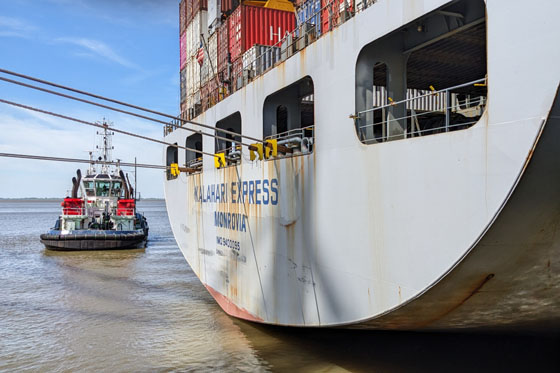 Ein Schlepper assistiert einem großen Container-Schiff an der Stromkaje in Bremerhaven Ein Schlepper assistiert einem großen Container-Schiff an der Stromkaje in Bremerhaven