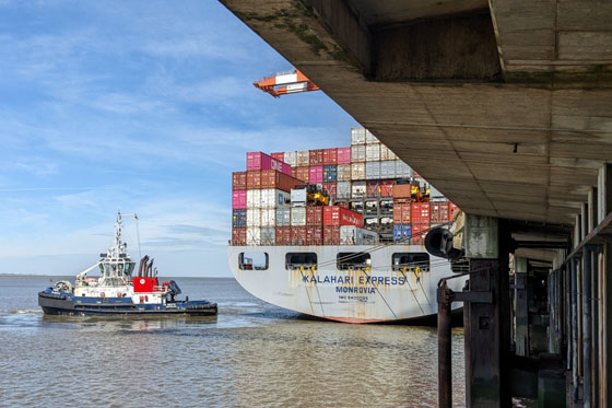 Ein großes Container-Schiff liegt an der Stromkaje in Bremerhaven Ein großes Container-Schiff liegt an der Stromkaje in Bremerhaven