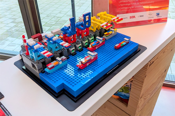 Der Lego-Demonstrator zeigt Anlegemanöver an der Stromkaje in Bremerhaven Der Lego-Demonstrator zeigt Anlegemanöver an der Stromkaje in Bremerhaven