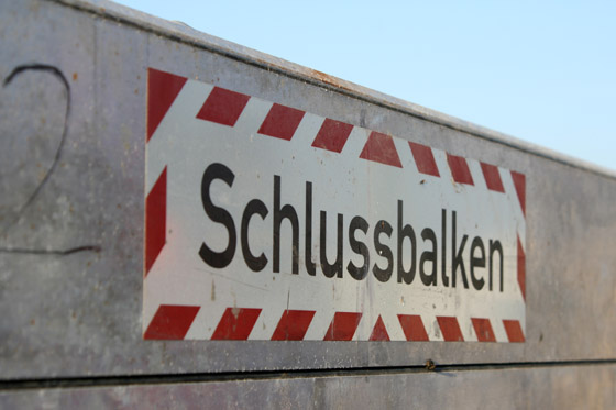 Ein Dammbalken zum Verschließen von Öffnungen in der Hochwasserschutzlinie Ein Dammbalken zum Verschließen von Öffnungen in der Hochwasserschutzlinie