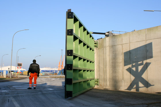 Ein Stemmtor wird geschlossen, um Hafen und Stadt vor Überflutung zu schützen Ein Stemmtor wird geschlossen, um Hafen und Stadt vor Überflutung zu schützen