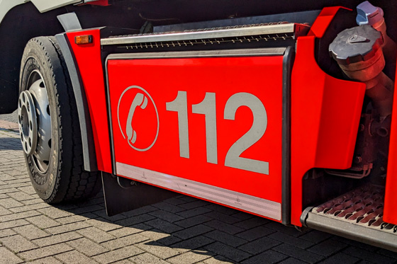 Detailansicht eines Feuerwehrfahrzeuges mit Notruf 112 Detailansicht eines Feuerwehrfahrzeuges mit Notruf 112