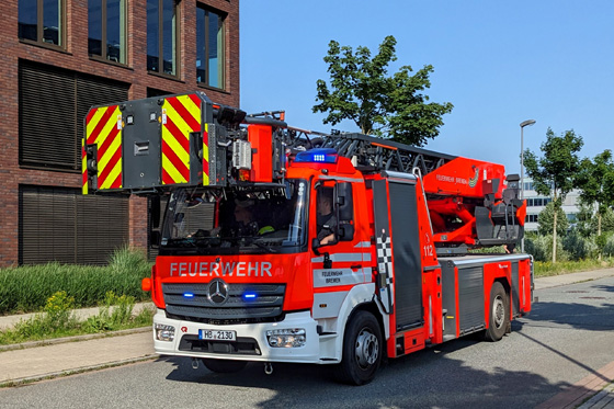 Eine Drehleiter der Feuerwehr vor dem Digital Hub Industry Eine Drehleiter der Feuerwehr vor dem Digital Hub Industry