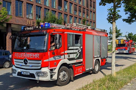 Ein Löschfahrzeug der Feuerwehr vor dem Digital Hub Industry Ein Löschfahrzeug der Feuerwehr vor dem Digital Hub Industry